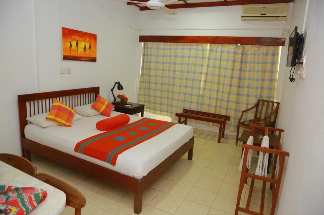 รันเวลี บีช รีสอร์ต Hotel Dehiwala-Mount Lavinia ภายนอก รูปภาพ